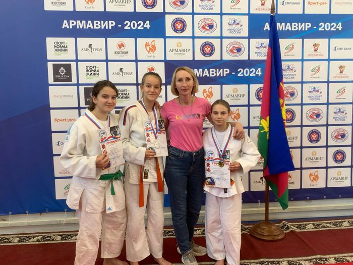 Т.В.Коневцова с победительницей и призерами